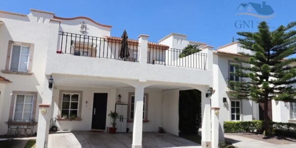 Casa de 4 Recámaras y Jacuzzi en Residencial El Refugio, Qro