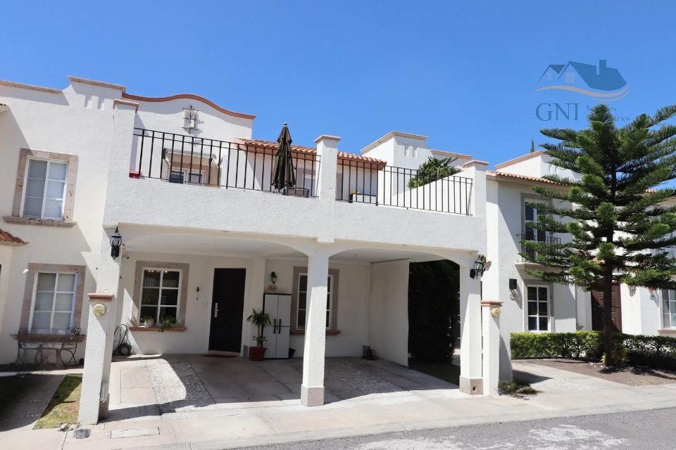 Casa de 4 Recámaras y Jacuzzi en Residencial El Refugio, Qro