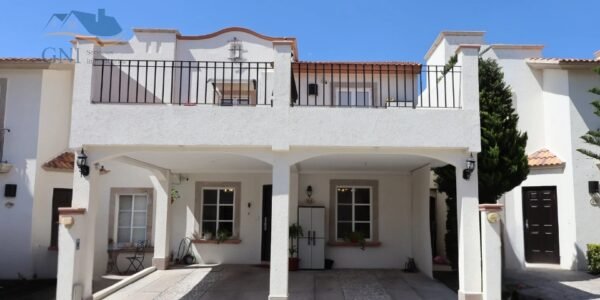 Casa de 4 Recámaras y Jacuzzi en Residencial El Refugio, Qro