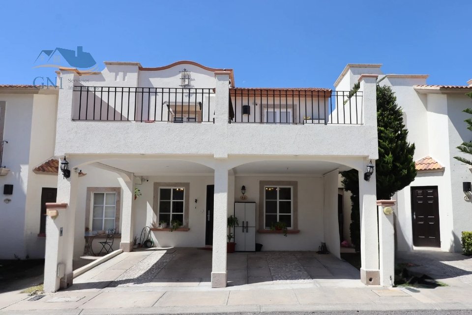 Casa de 4 Recámaras y Jacuzzi en Residencial El Refugio, Qro