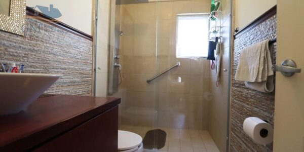 Casa de 4 Recámaras y Jacuzzi en Residencial El Refugio, Qro