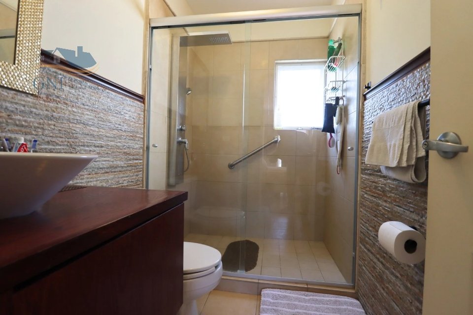 Casa de 4 Recámaras y Jacuzzi en Residencial El Refugio, Qro