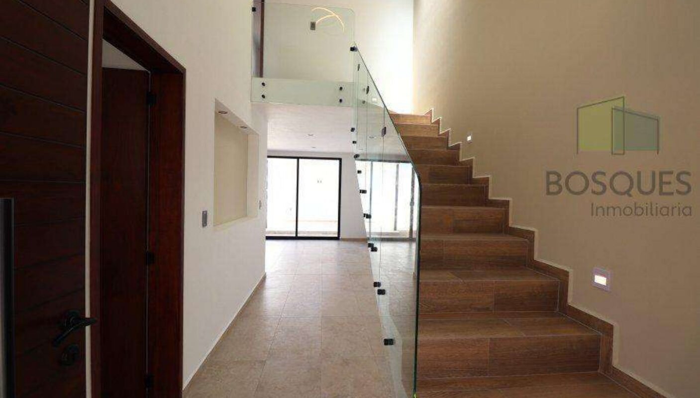 Moderna Casa de dos niveles,186 m2 de Construcción. Fraccionamiento Bosques de San Juan