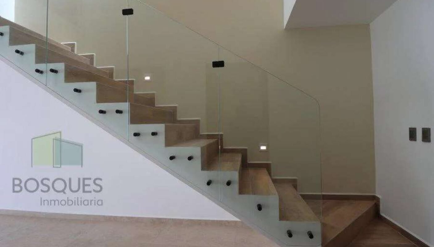 Moderna Casa de dos niveles,186 m2 de Construcción. Fraccionamiento Bosques de San Juan