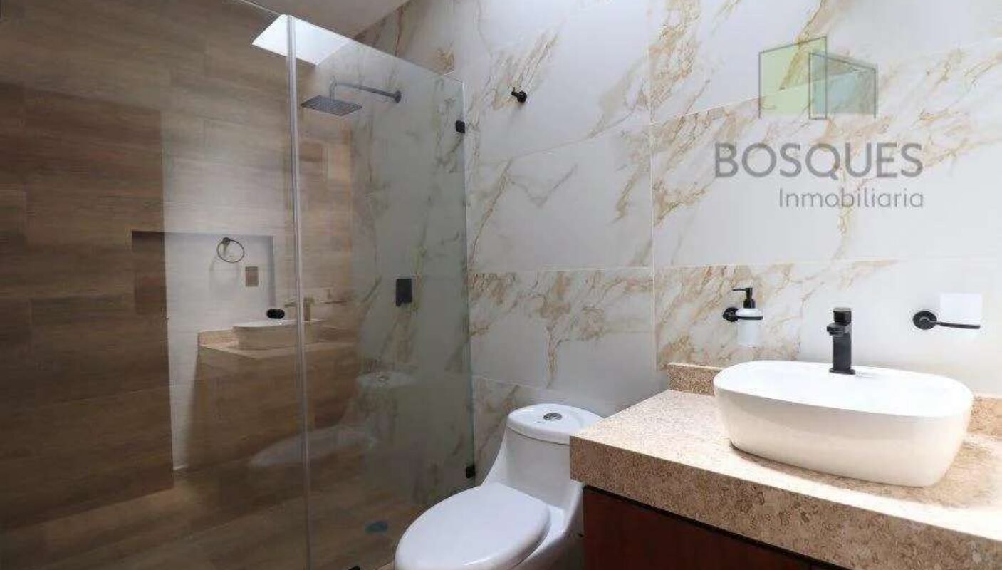 Moderna Casa de dos niveles,186 m2 de Construcción. Fraccionamiento Bosques de San Juan