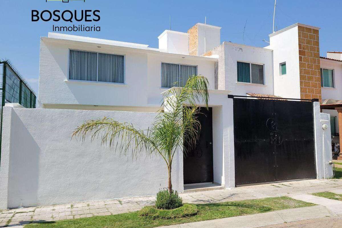 En Venta Casa de 2 Niveles, 4 recamaras, 2 baños y medio, Fracc Bosques de San Juan