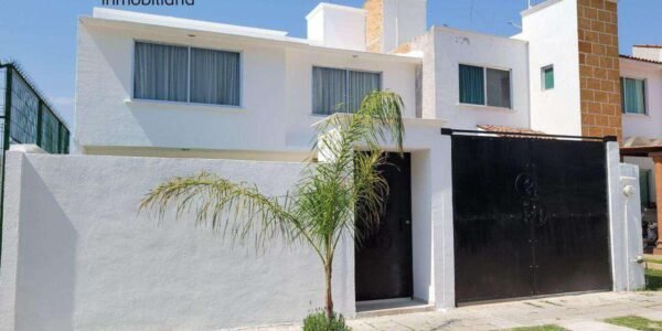 En Venta Casa de 2 Niveles, 4 recamaras, 2 baños y medio, Fracc Bosques de San Juan