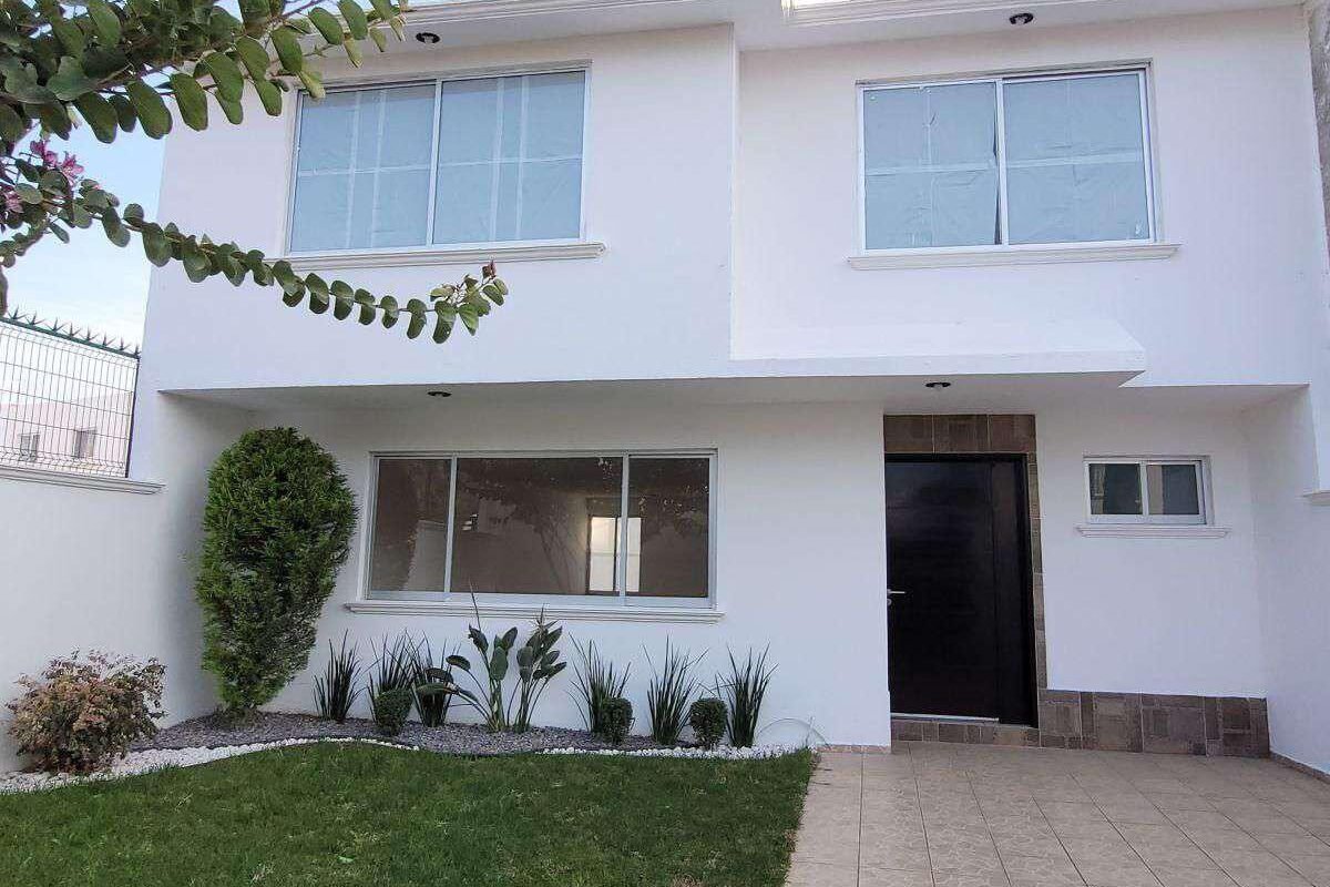 En Venta Casa de 2 Niveles, 4 recamaras, 2 baños y medio, Fracc Bosques de San Juan