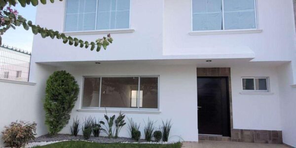 En Venta Casa de 2 Niveles, 4 recamaras, 2 baños y medio, Fracc Bosques de San Juan