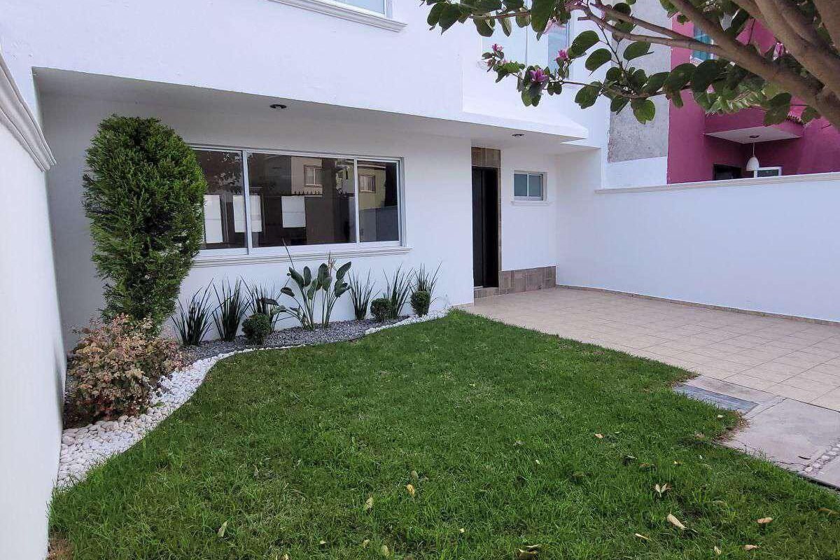 En Venta Casa de 2 Niveles, 4 recamaras, 2 baños y medio, Fracc Bosques de San Juan