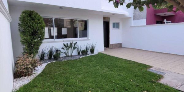 En Venta Casa de 2 Niveles, 4 recamaras, 2 baños y medio, Fracc Bosques de San Juan