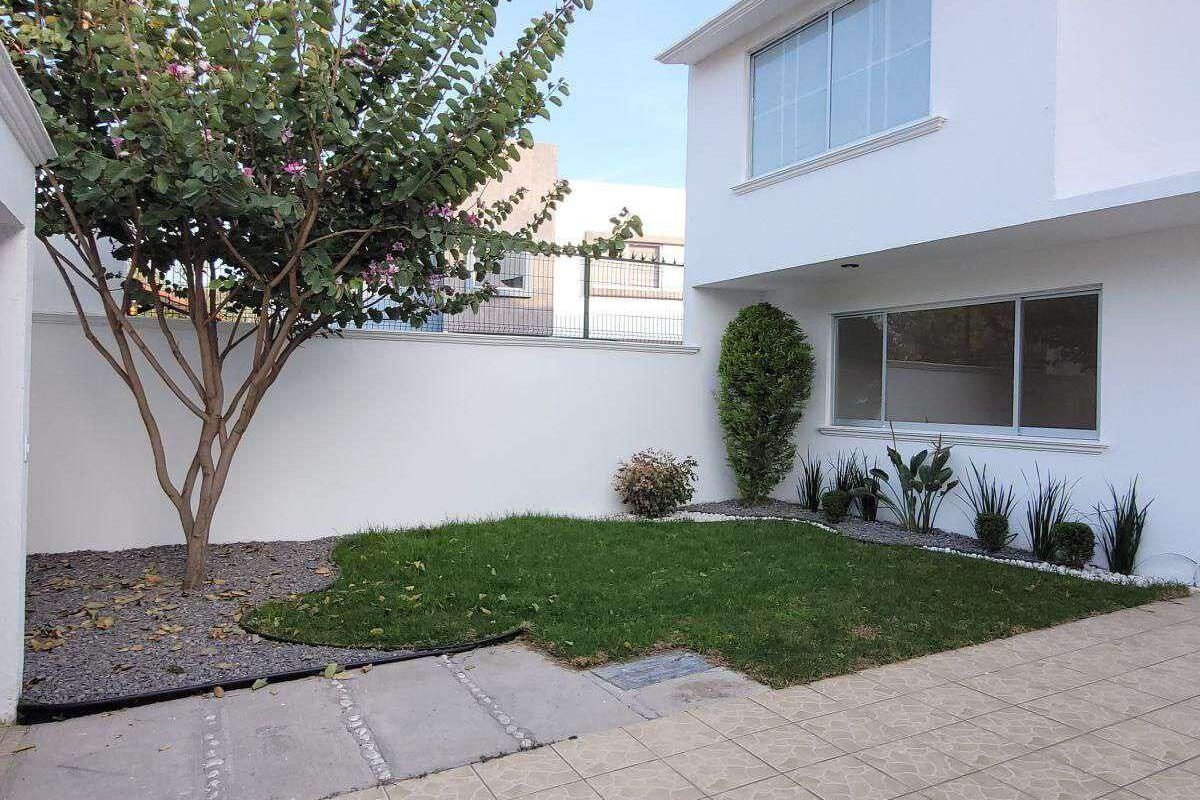 En Venta Casa de 2 Niveles, 4 recamaras, 2 baños y medio, Fracc Bosques de San Juan