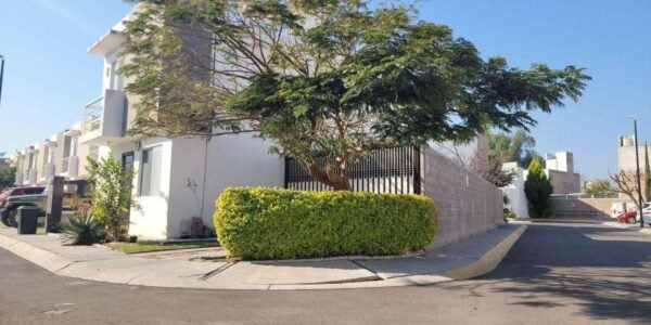 Casa en Esquina, en Fraccionamiento, 3 recámaras