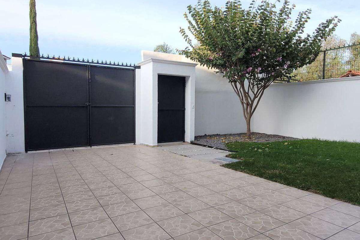 En Venta Casa de 2 Niveles, 4 recamaras, 2 baños y medio, Fracc Bosques de San Juan
