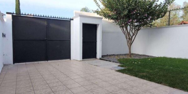 En Venta Casa de 2 Niveles, 4 recamaras, 2 baños y medio, Fracc Bosques de San Juan