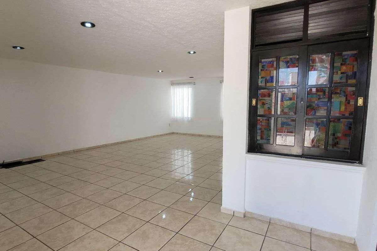 En Venta Casa de 2 Niveles, 4 recamaras, 2 baños y medio, Fracc Bosques de San Juan