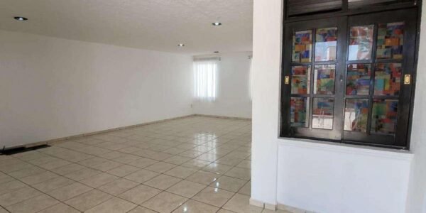 En Venta Casa de 2 Niveles, 4 recamaras, 2 baños y medio, Fracc Bosques de San Juan