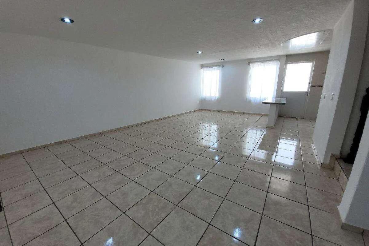 En Venta Casa de 2 Niveles, 4 recamaras, 2 baños y medio, Fracc Bosques de San Juan
