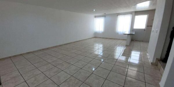 En Venta Casa de 2 Niveles, 4 recamaras, 2 baños y medio, Fracc Bosques de San Juan