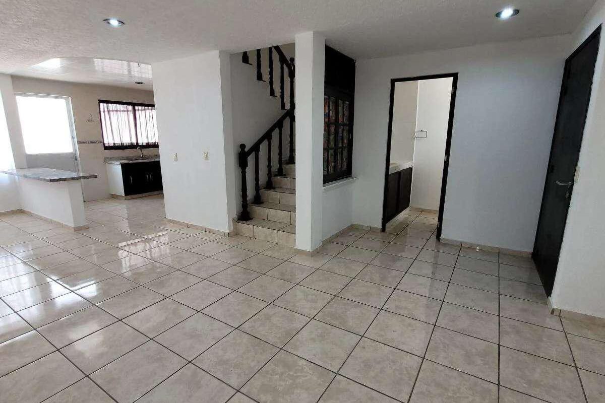 En Venta Casa de 2 Niveles, 4 recamaras, 2 baños y medio, Fracc Bosques de San Juan