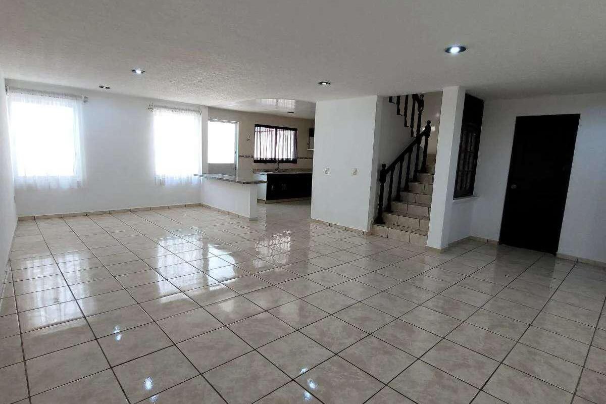 En Venta Casa de 2 Niveles, 4 recamaras, 2 baños y medio, Fracc Bosques de San Juan