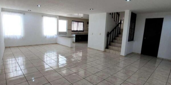 En Venta Casa de 2 Niveles, 4 recamaras, 2 baños y medio, Fracc Bosques de San Juan