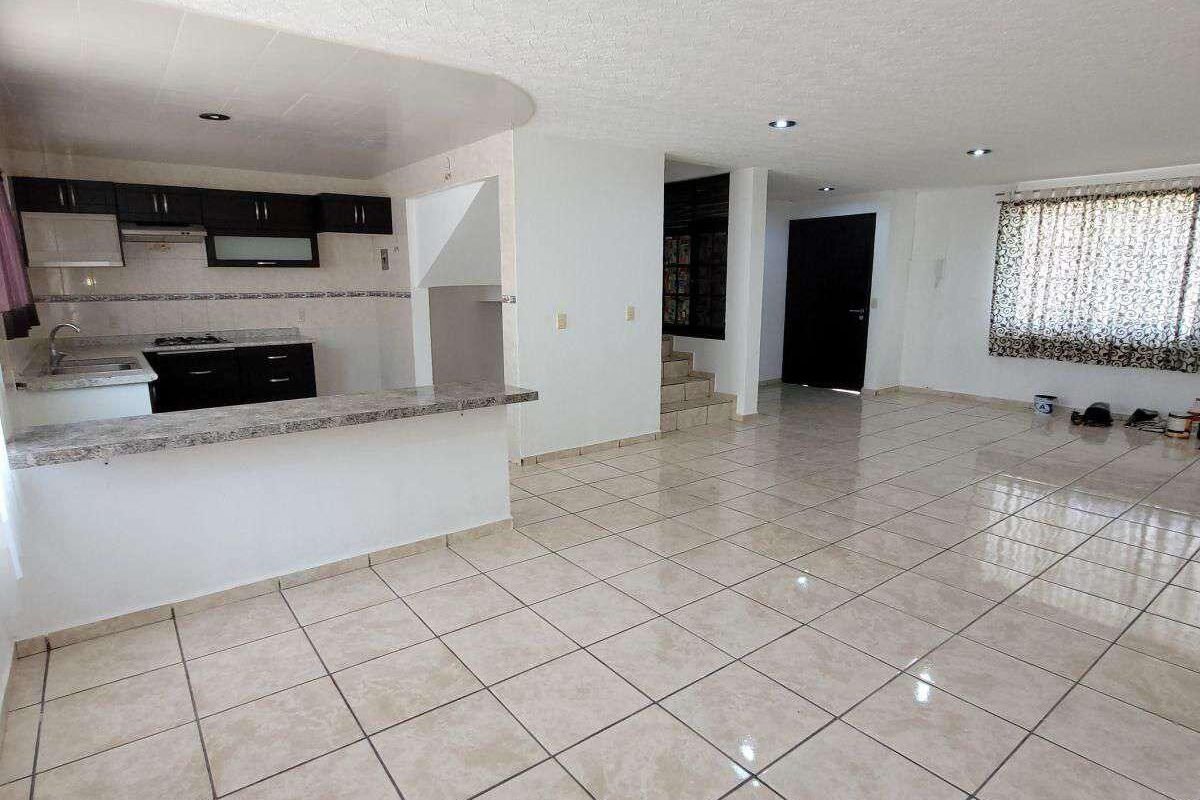 En Venta Casa de 2 Niveles, 4 recamaras, 2 baños y medio, Fracc Bosques de San Juan