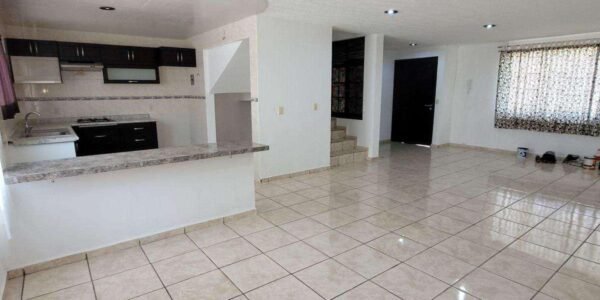 En Venta Casa de 2 Niveles, 4 recamaras, 2 baños y medio, Fracc Bosques de San Juan