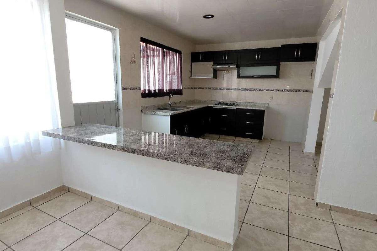 En Venta Casa de 2 Niveles, 4 recamaras, 2 baños y medio, Fracc Bosques de San Juan