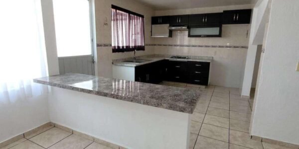En Venta Casa de 2 Niveles, 4 recamaras, 2 baños y medio, Fracc Bosques de San Juan