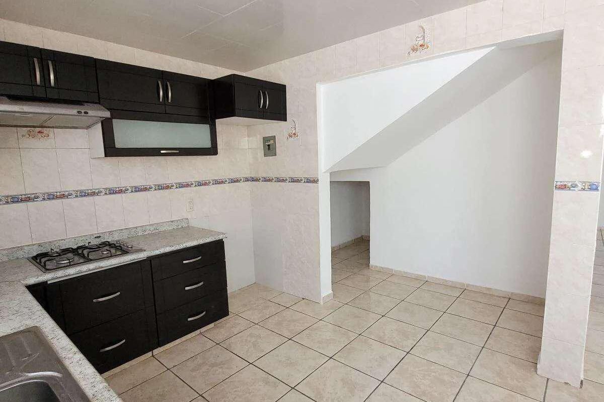 En Venta Casa de 2 Niveles, 4 recamaras, 2 baños y medio, Fracc Bosques de San Juan