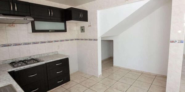 En Venta Casa de 2 Niveles, 4 recamaras, 2 baños y medio, Fracc Bosques de San Juan