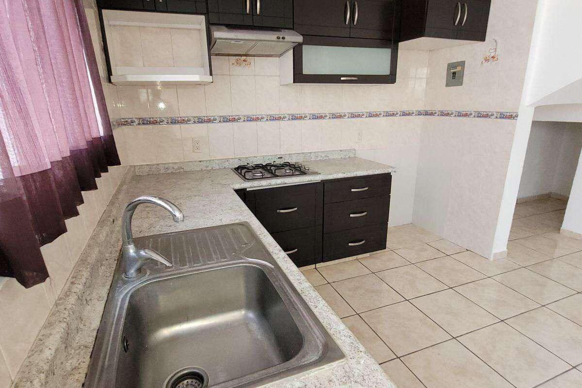 En Venta Casa de 2 Niveles, 4 recamaras, 2 baños y medio, Fracc Bosques de San Juan