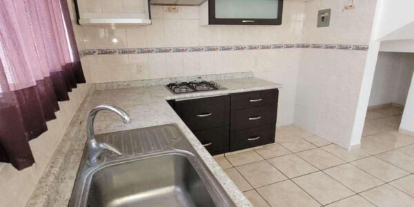 En Venta Casa de 2 Niveles, 4 recamaras, 2 baños y medio, Fracc Bosques de San Juan