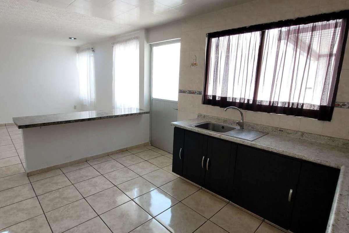 En Venta Casa de 2 Niveles, 4 recamaras, 2 baños y medio, Fracc Bosques de San Juan
