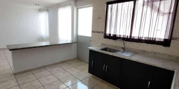 En Venta Casa de 2 Niveles, 4 recamaras, 2 baños y medio, Fracc Bosques de San Juan
