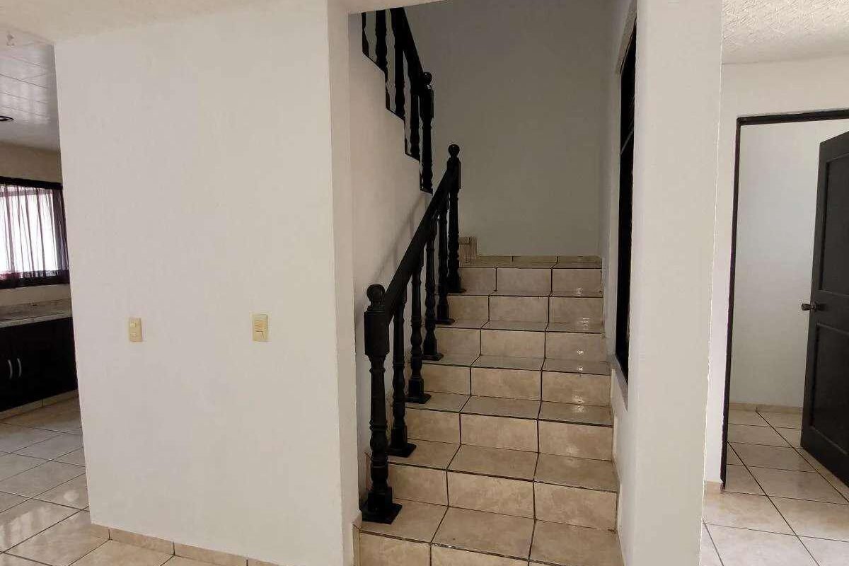 En Venta Casa de 2 Niveles, 4 recamaras, 2 baños y medio, Fracc Bosques de San Juan