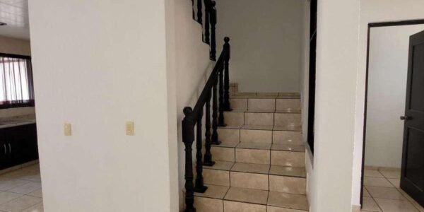 En Venta Casa de 2 Niveles, 4 recamaras, 2 baños y medio, Fracc Bosques de San Juan