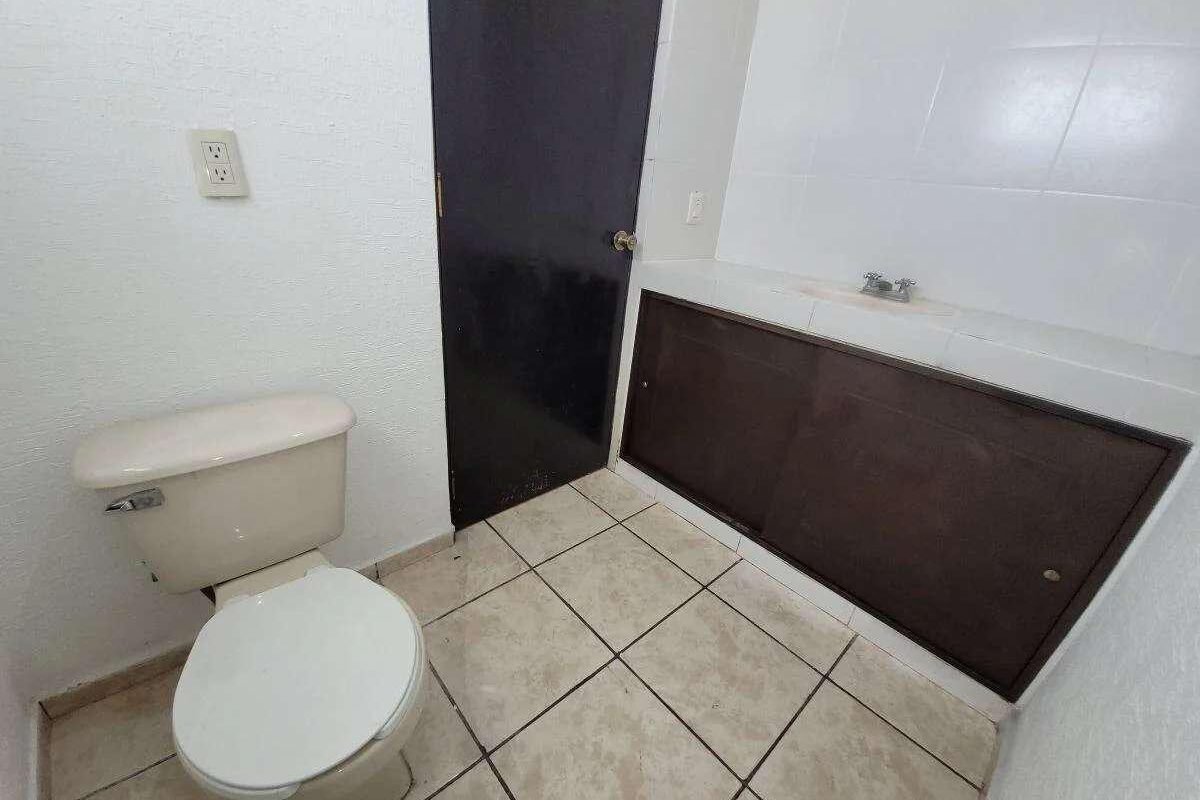 En Venta Casa de 2 Niveles, 4 recamaras, 2 baños y medio, Fracc Bosques de San Juan