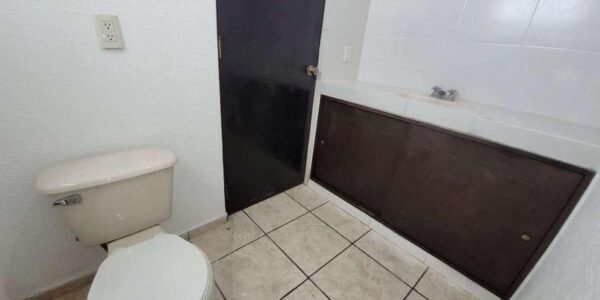 En Venta Casa de 2 Niveles, 4 recamaras, 2 baños y medio, Fracc Bosques de San Juan