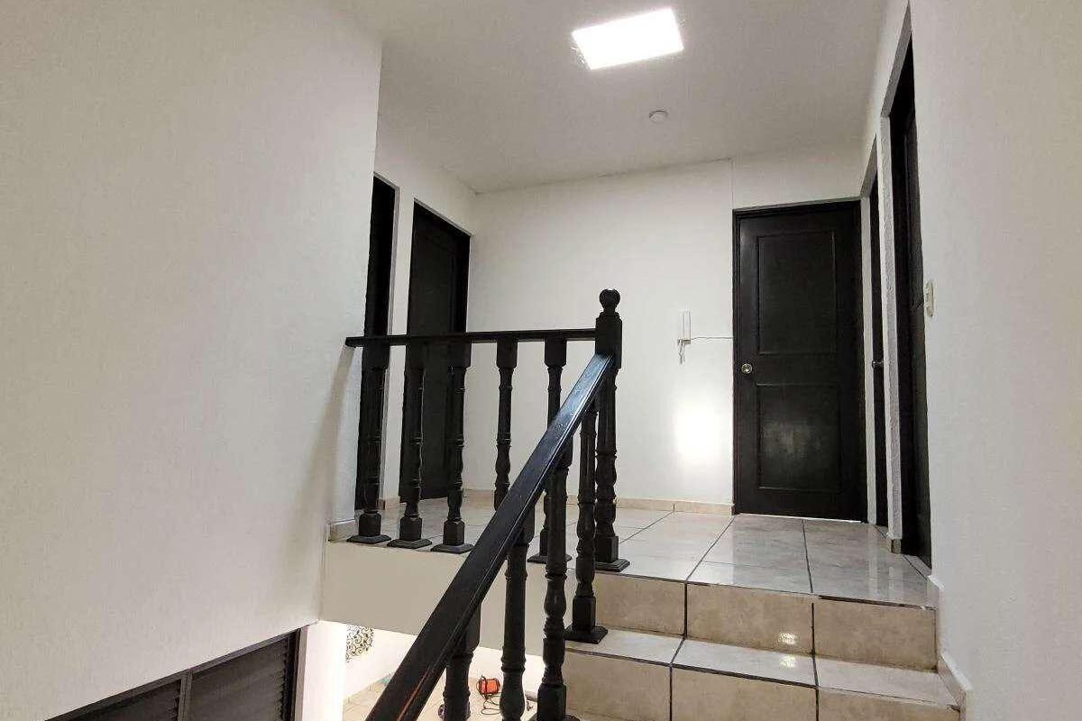 En Venta Casa de 2 Niveles, 4 recamaras, 2 baños y medio, Fracc Bosques de San Juan