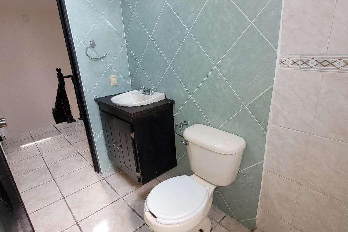 En Venta Casa de 2 Niveles, 4 recamaras, 2 baños y medio, Fracc Bosques de San Juan