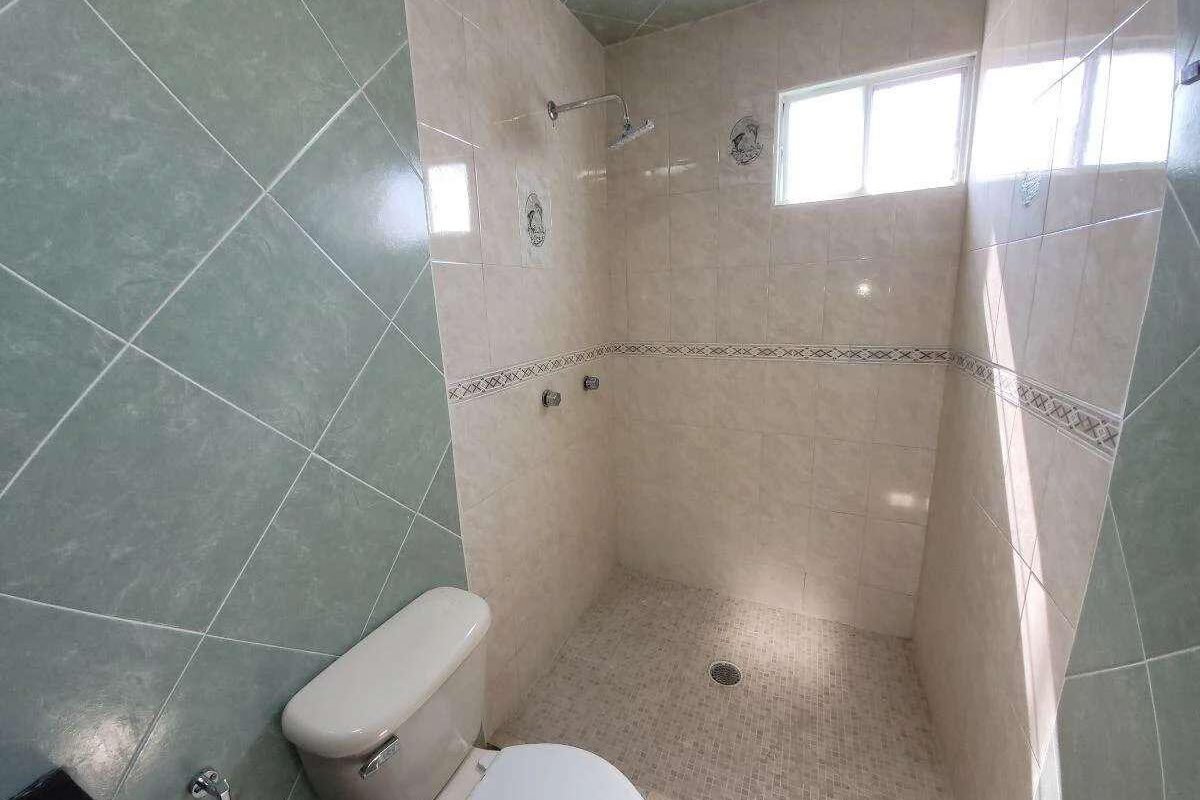 En Venta Casa de 2 Niveles, 4 recamaras, 2 baños y medio, Fracc Bosques de San Juan