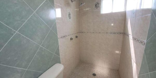En Venta Casa de 2 Niveles, 4 recamaras, 2 baños y medio, Fracc Bosques de San Juan