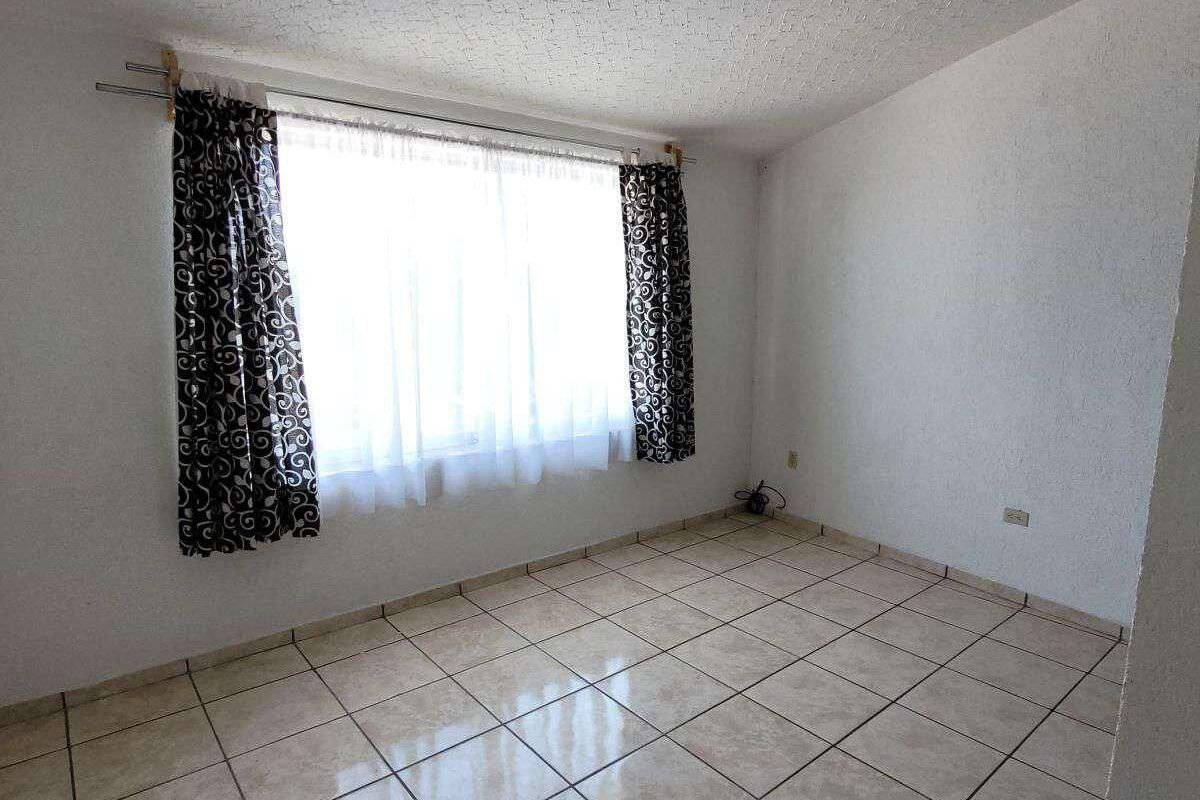 En Venta Casa de 2 Niveles, 4 recamaras, 2 baños y medio, Fracc Bosques de San Juan
