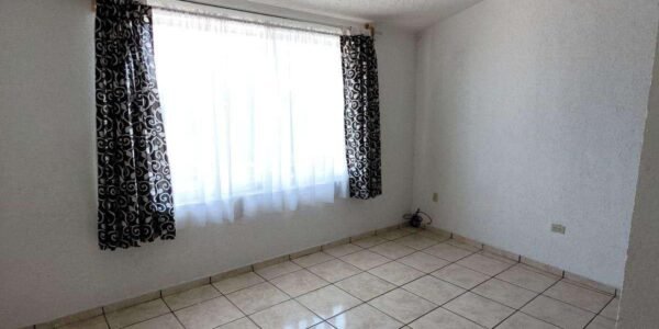 En Venta Casa de 2 Niveles, 4 recamaras, 2 baños y medio, Fracc Bosques de San Juan