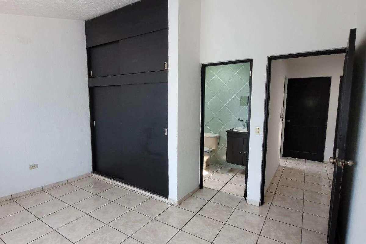 En Venta Casa de 2 Niveles, 4 recamaras, 2 baños y medio, Fracc Bosques de San Juan