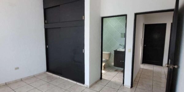 En Venta Casa de 2 Niveles, 4 recamaras, 2 baños y medio, Fracc Bosques de San Juan