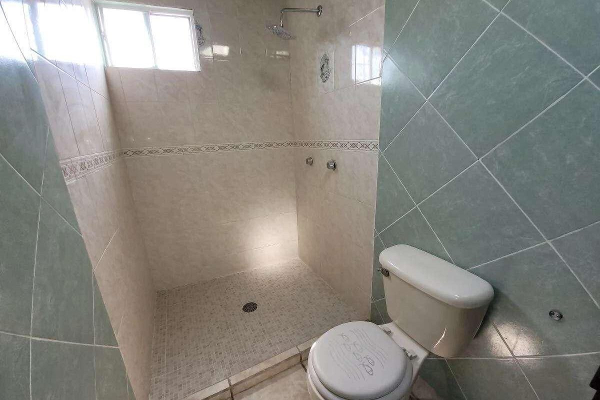 En Venta Casa de 2 Niveles, 4 recamaras, 2 baños y medio, Fracc Bosques de San Juan