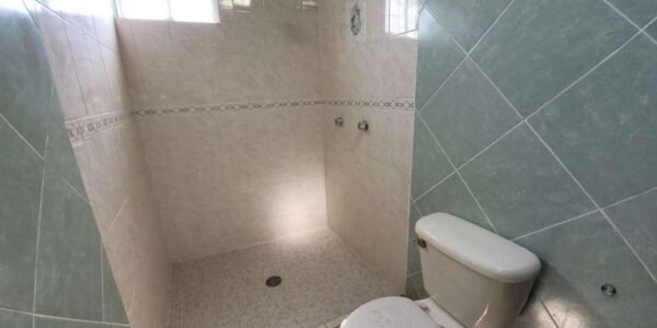 En Venta Casa de 2 Niveles, 4 recamaras, 2 baños y medio, Fracc Bosques de San Juan